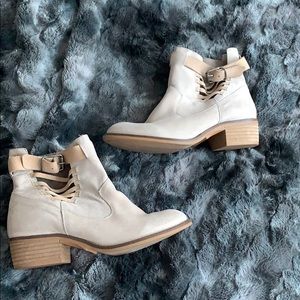 B O O T I E S light tan leather booties
